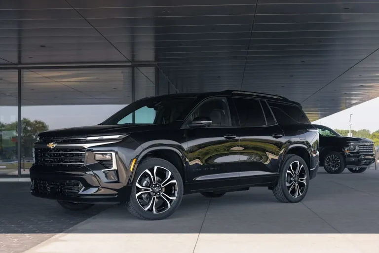 Exterior view of the 2027 Chevy Traverse High Country featuring Tritan Satin trim