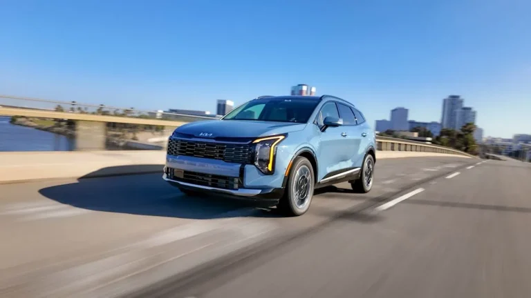 Front and side profile of the 2026 Kia Sportage Hybrid SX-Prestige