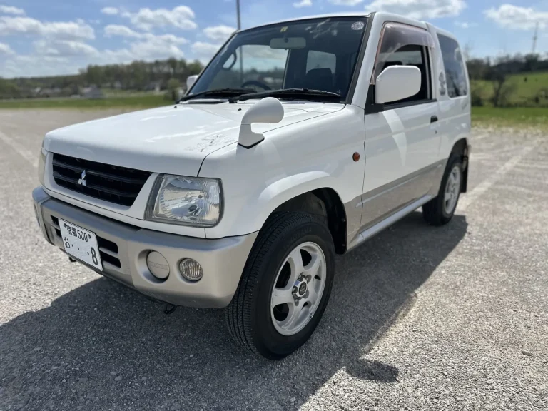 2000 Mitsubishi Pajero Mini Snoopy Edition exterior and interior detailing