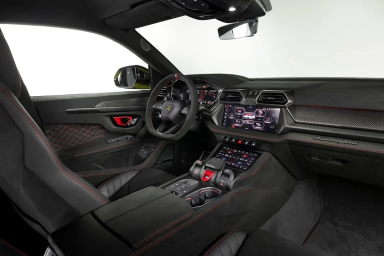 The luxurious and sporty cockpit of the 2027 Lamborghini Urus SE Performante